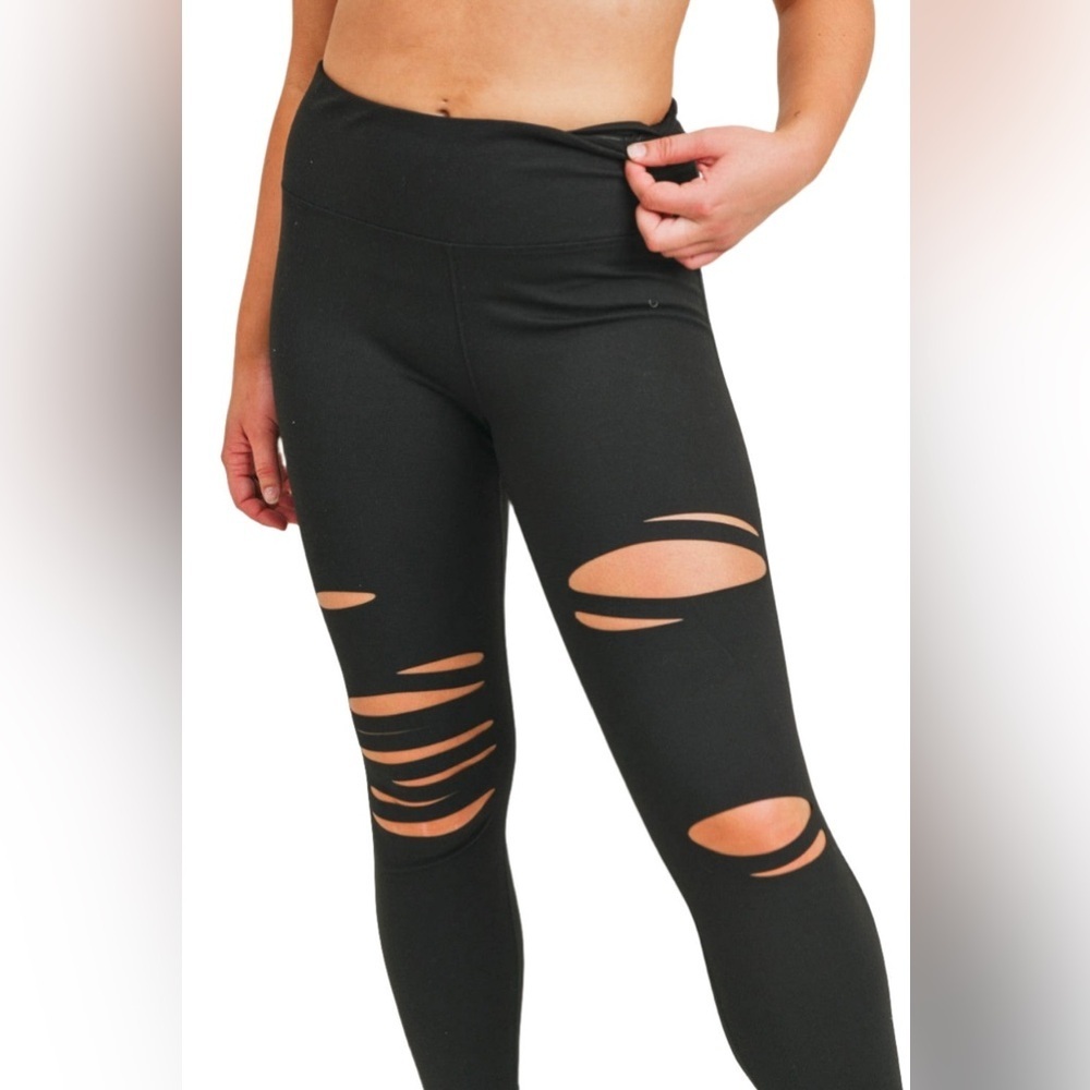Mono B Black Cutout Active Leggings
Size: 1XL NWT